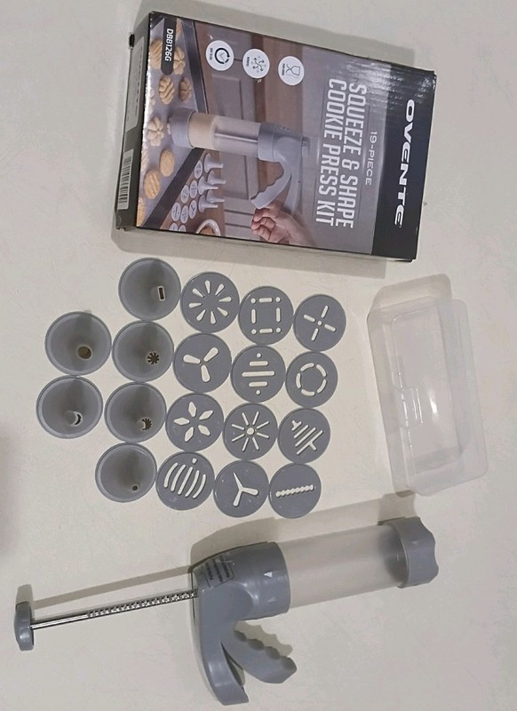 Ovente Cookie Press DBB126G Kit 6 Icing Tips + 12 Cookie Shapes open box