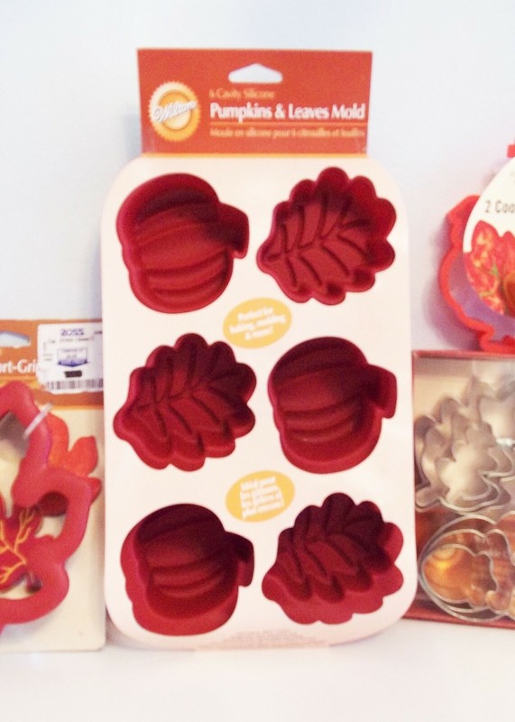 BRAND NEW~LARGE THANKSGIVING BAKING GROUP~PUMPKINS~LEAVES~ACORNS~WILTON~HALLMARK gallery