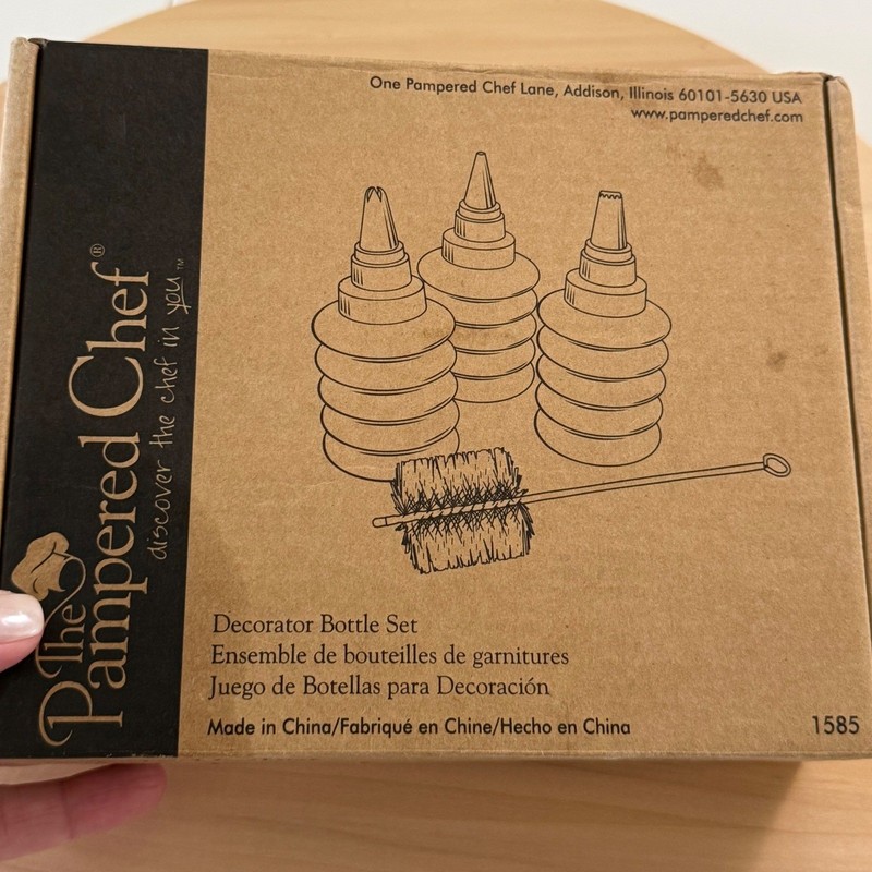 Pampered Chef Decorator Bottle Set 1585 Icing Piping 3 Bottles Tips Brush