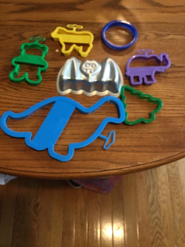 Lot of 7 , Wilton, Cookie Cutters, Dinosaur, Bat, Cow, Tree, Circle, Elephant , gallery
