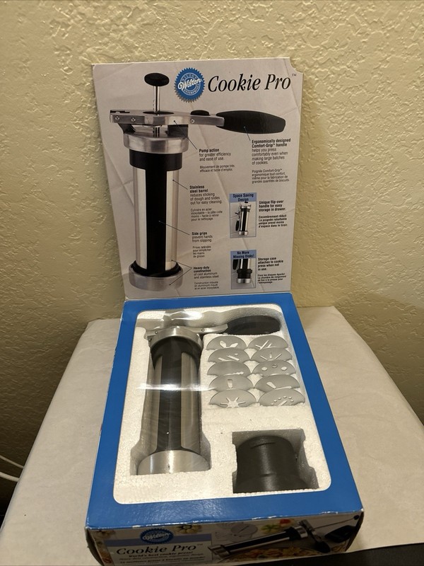 New Wilton Cookie Pro Cookie Press Set W/ 10 Stainless Steel Disks & Disc Storag