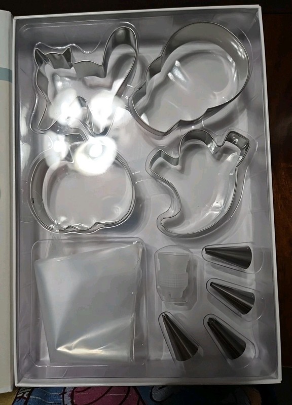 Chicago Metallic Halloween Cookie Set 19 Piece Cat, Ghost, Skeleton, Pumpkin New gallery