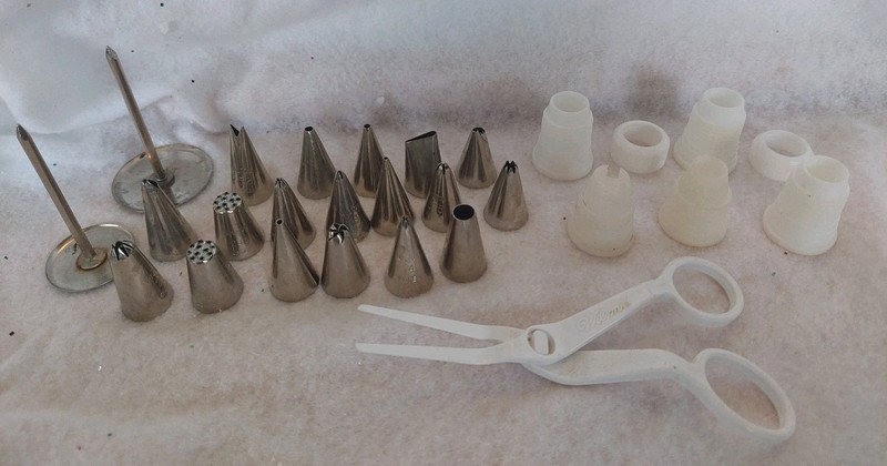 18 Wilton Cake Frosting Icing Decorator Metal Tips Rose Nails Flower Lifter MORE