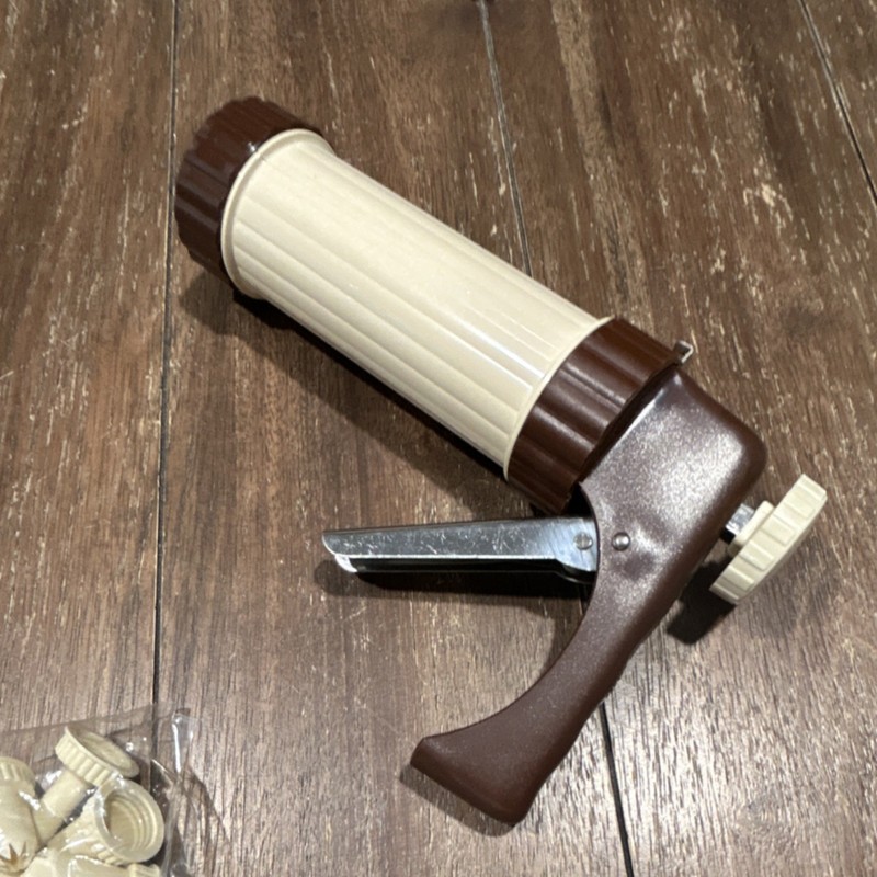 Vintage 1979 Hoan Cookie Press with Discs & Tips, Beige Brown Plastic Aluminum gallery