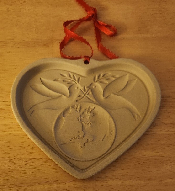 Pampered Chef Heritage Stoneware Cookie Mold “Peace on Earth” Heart 2002