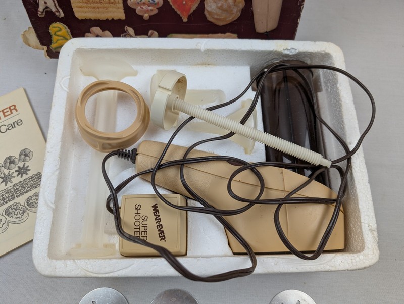 Wear Ever 70123 Super Shooter Electric Cookie Press In Box TESTED Missing 1 disc gallery