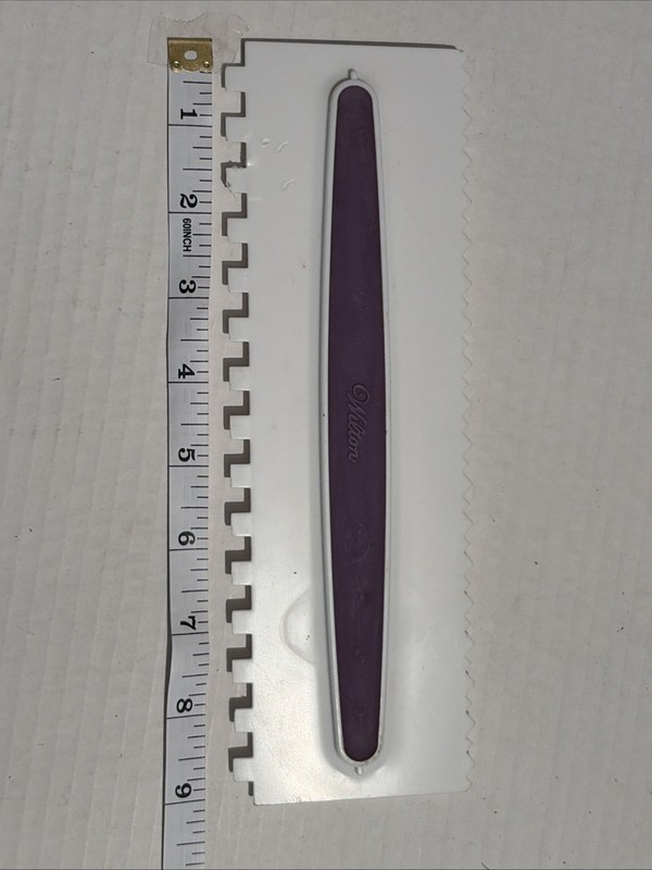 Wilton Stainless Steel Cake Icing Smoother w/Plastic Hand Grip (9”x3”) Pre-owned