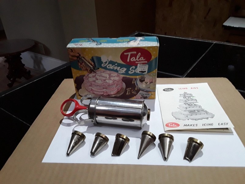 Vintage Tala Cake Decorating Supplies Icing 7 Piece Set Baking Movie Props S suv