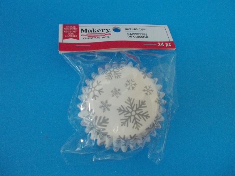 NEW MAKERY 3 Sets of 24 Pieces White w/ Silver Snowflake Baking Cups Muffins gallery