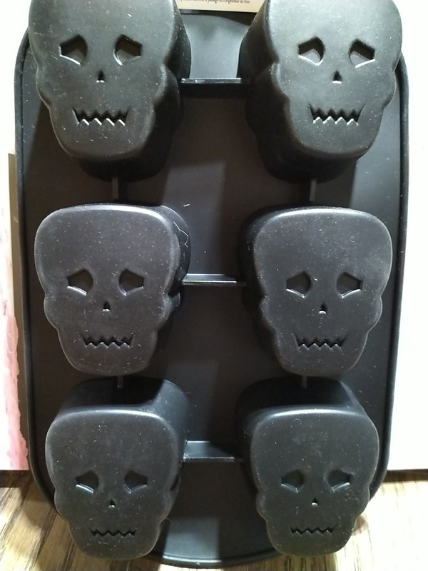 WILTON HALLOWEEN Silicone Baking Mold ~ SKULLS ~ 6 Cavities T3
