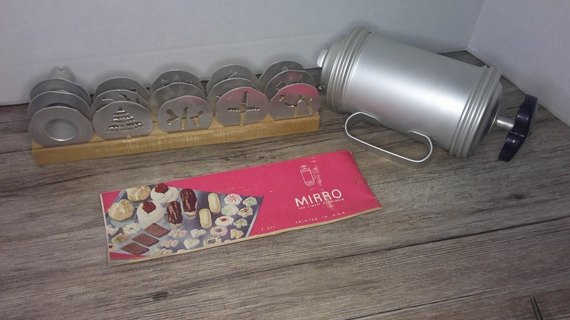 vintage Holiday cookie made easy MIrro cookie & Pastry press original box Z107
