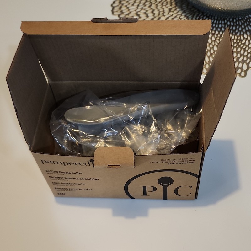 Pampered Chef 1442 Rolling Cookie Cutter Set w/ Handle, 3 Heads Metal/Plastic gallery