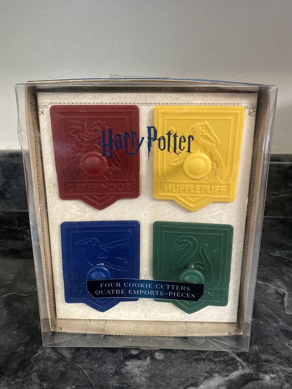 Williams Sonoma Harry Potter 4 Piece Cookie Cutter Set of Wizards House Crests