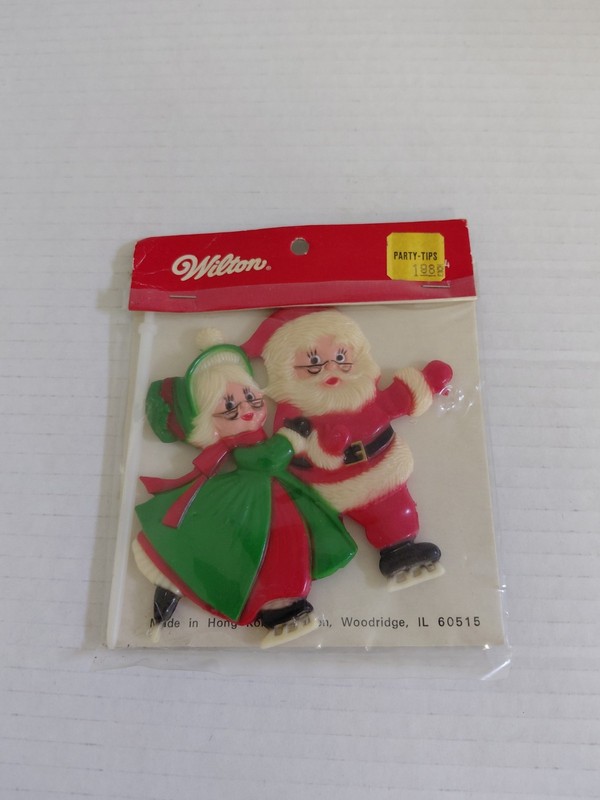 VINTAGE WILTON MR & MRS CLAUS ICE SKATING CAKE TOPPER - NIP