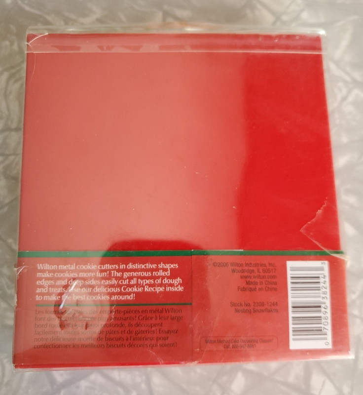 4 Wilton Christmas Snowflake Cookie Cutters New In Box Different Sizes nesting gallery