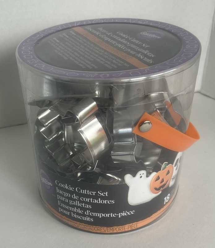 2015 Wilton Set of 18 Halloween Metal Cookie Cutters 2308-2014 Ghost Skull Cat