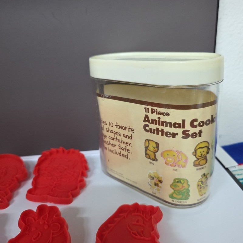 Vintage HOAN 8 Piece Animal Cookie Cutter Set w/ Storage Container & Recipe gallery