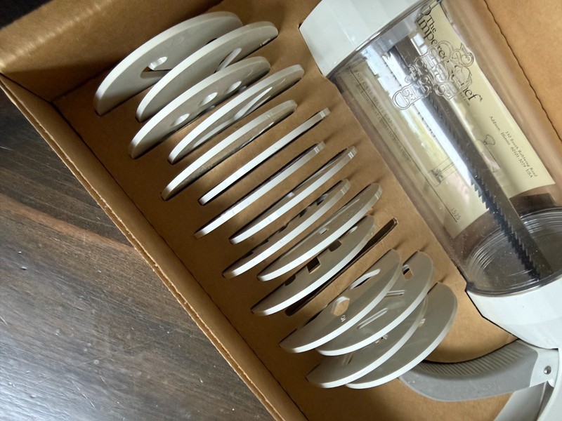 Pampered Chef 1525 Cookie Press with 16 Discs - White gallery