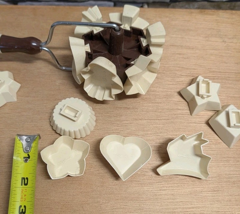 VTG Rolling Cookie Cutter w/17 Interchangeable Cutters Shapes Christmas & More gallery