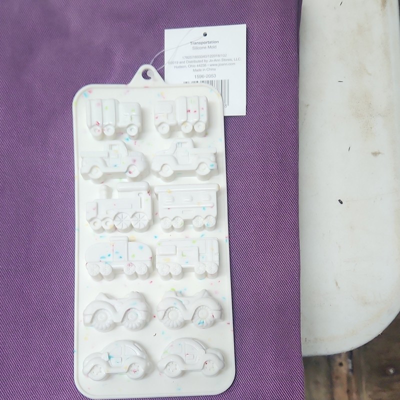 Wilton Silicone Candy Mold 15 Holes + 150 Treat Sticks, Unicorn, Flowers, Dogs-6 gallery