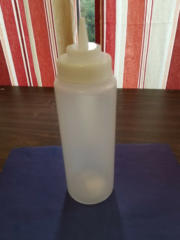 32 oz CLEAR SQUEEZE BOTTLE SAUCES/CONDIMENTS/CAKES/PASTRY CHOICE ((SIX BOTTLE)) gallery