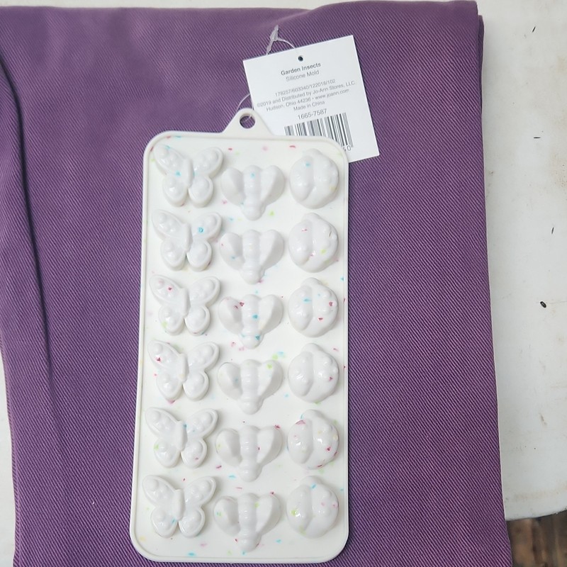 Wilton Silicone Candy Mold 15 Holes + 150 Treat Sticks, Unicorn, Flowers, Dogs-6 gallery