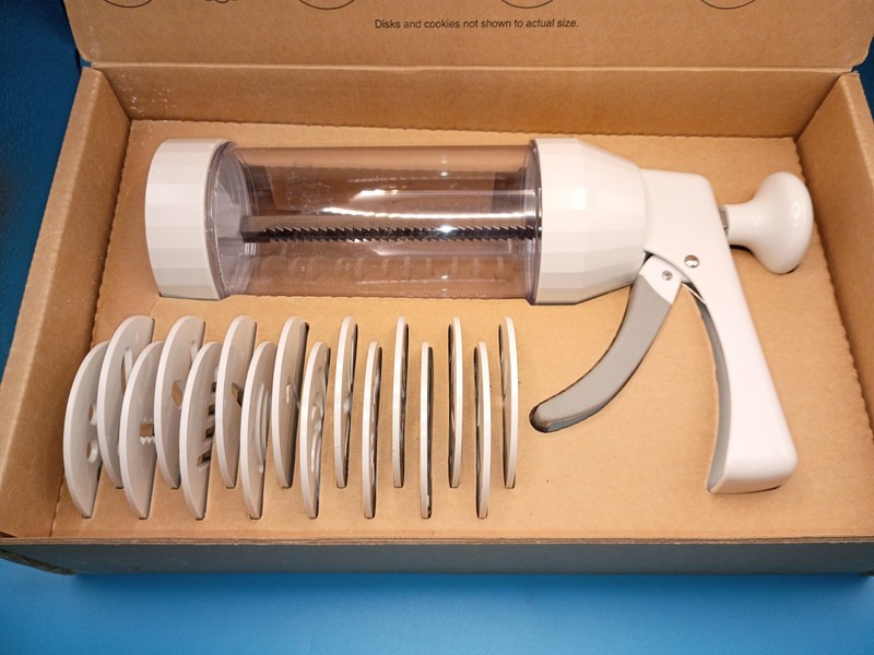 Pampered Chef Cookie Press – Set of 16 Asst Discs #1525 – Used Once. No Cracks