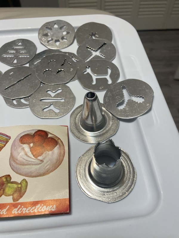 VTG 50’s-60’s Mirro Aluminum Cookie Pastry Press Set W/ Discs & Booklet gallery