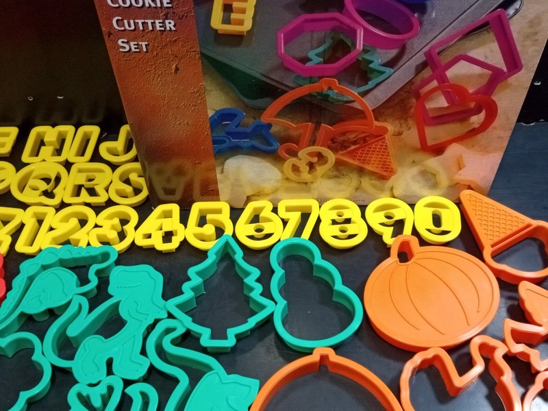 Living Quarters 100 PIECE PLASTIC COOKIE CUTTER SET Used Original Box gallery