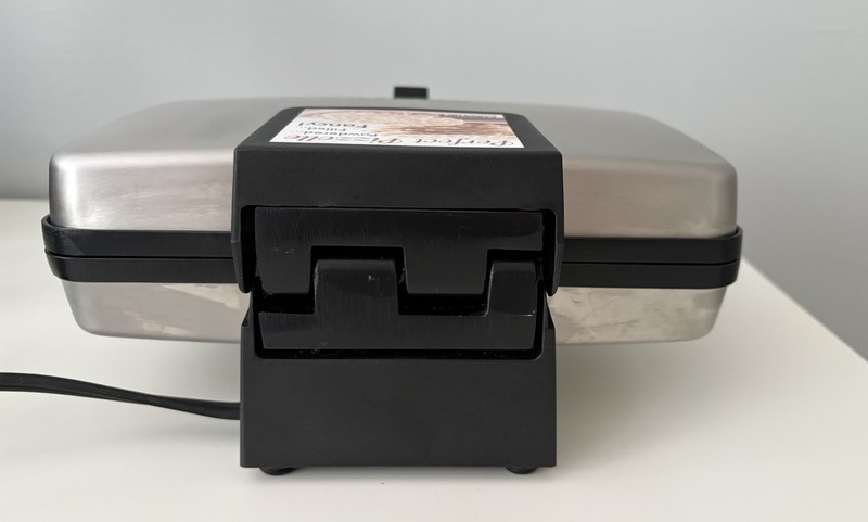 Cuisinart Pizzelle Press WM-PZ2C Non Stick Italian Cookie Maker Tested Clean gallery