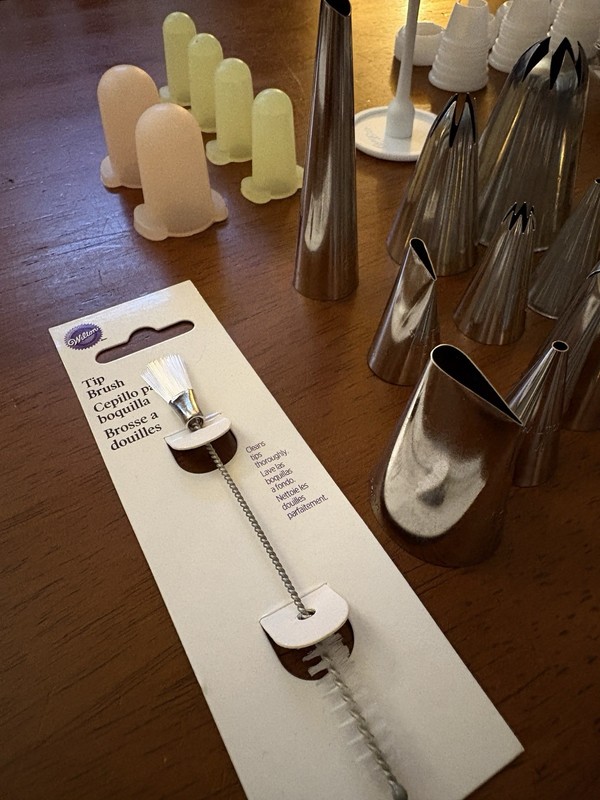 LOT Wilton 21 tips for Cake Decorating Icing + bake even strips, scissors, brush gallery