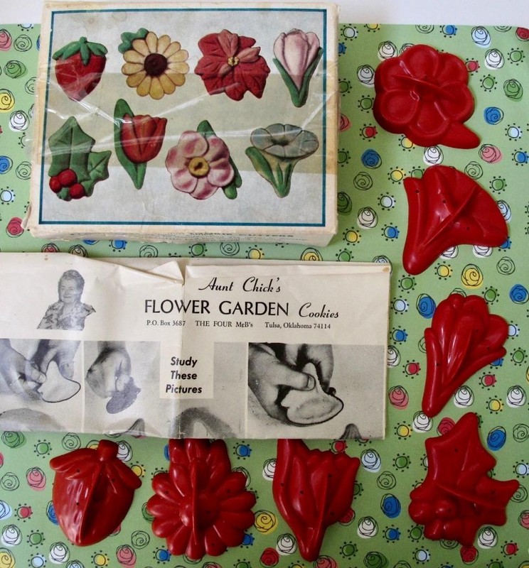 VTG Aunt Chick Flower Garden Cookie Cutters Set/7 Red Plastic Seasonal Holiday