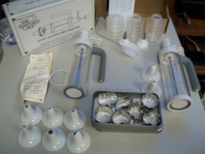 *READ* PAMPERED CHEF DECORATOR BOTTLE SET & (2) EASY ACCENT DECORATER CUTTERS