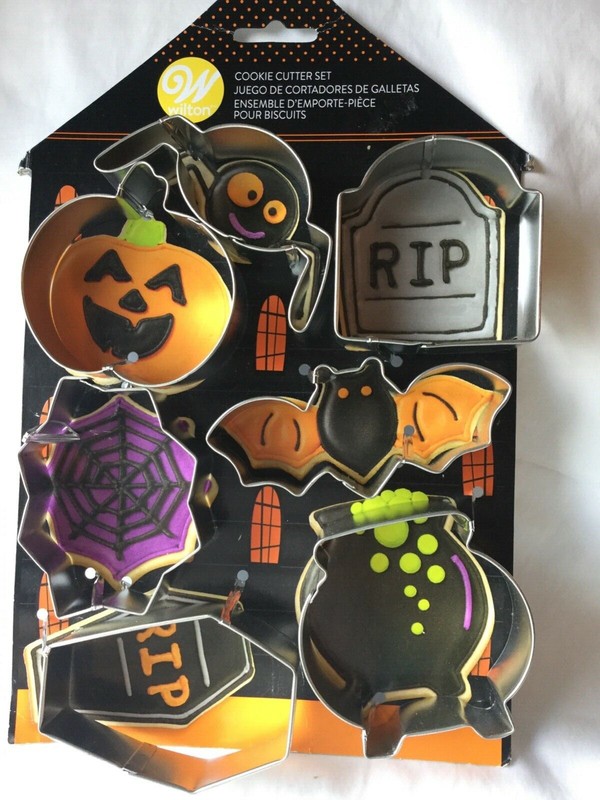 New ! Wilton Halloween 7 Pieces Cookie Cutter Set Fun 4 All Ages