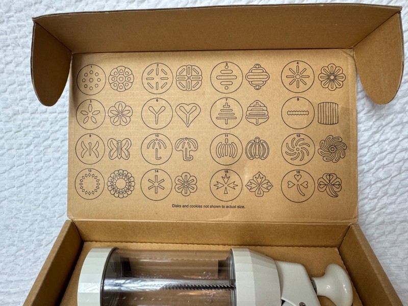 Brand New Pampered Chef Cookie Press Model 1525 - Complete with 16 Discs & Box gallery