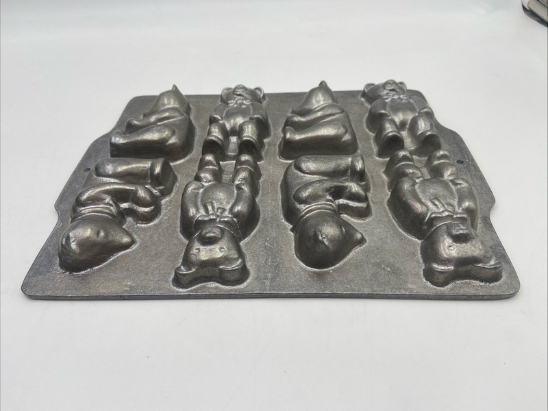 Vintage 3D Teddy Bear Mold Cast Craft Aluminum 8 Bears Mold gallery
