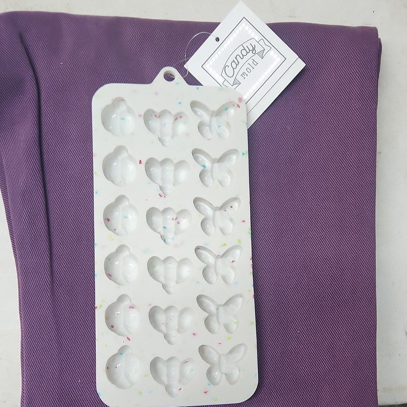 Wilton Silicone Candy Mold 15 Holes + 150 Treat Sticks, Unicorn, Flowers, Dogs-6 gallery