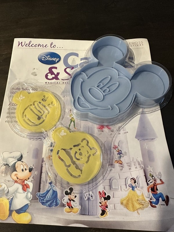 Disney Eaglemoss Cakes & Sweets Book And Mickey Mouse Cookie Cutter Stencil Pick gallery
