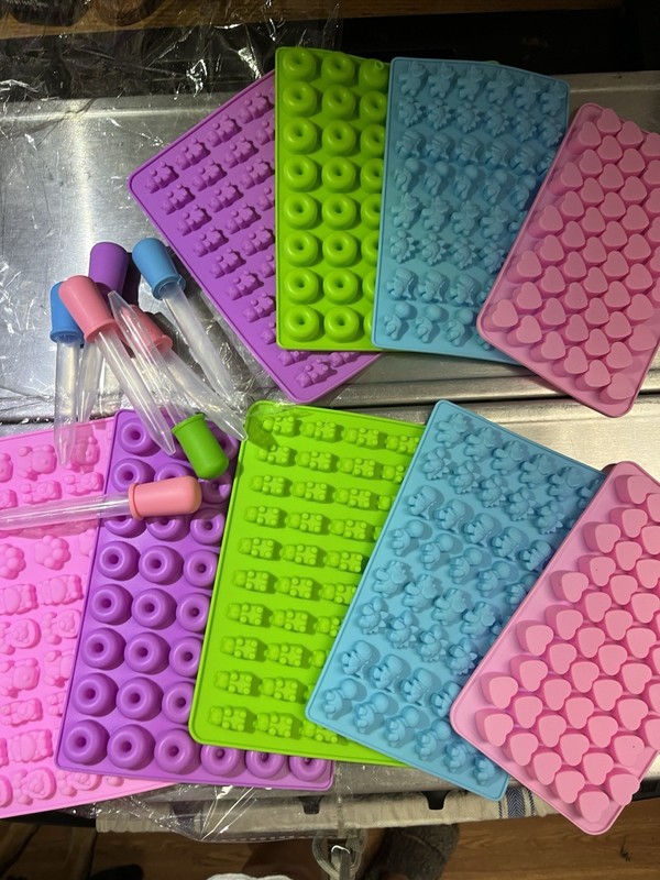 NEW IN PACKAGE! Silicone Candy Molds With Droppers 16 Pcs.