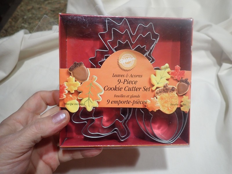 Wilton Mini Cookie Cutters Harvest Fall Halloween Leaves & Acorn Set of 9 gallery