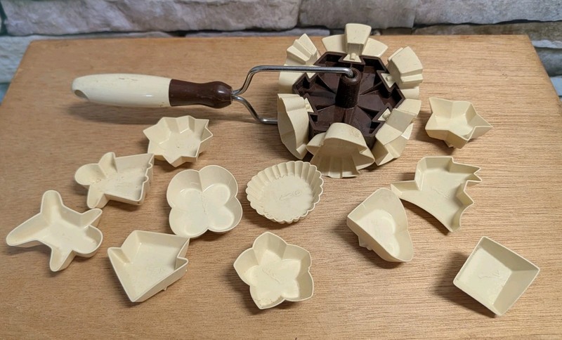 VTG Rolling Cookie Cutter w/17 Interchangeable Cutters Shapes Christmas & More
