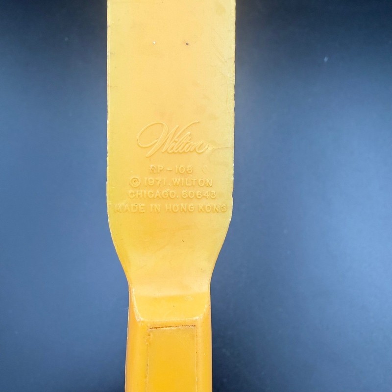 Vintage 1971 Wilton Yellow Plastic Icing Spatula Cake Decorating Tool RP-108 gallery