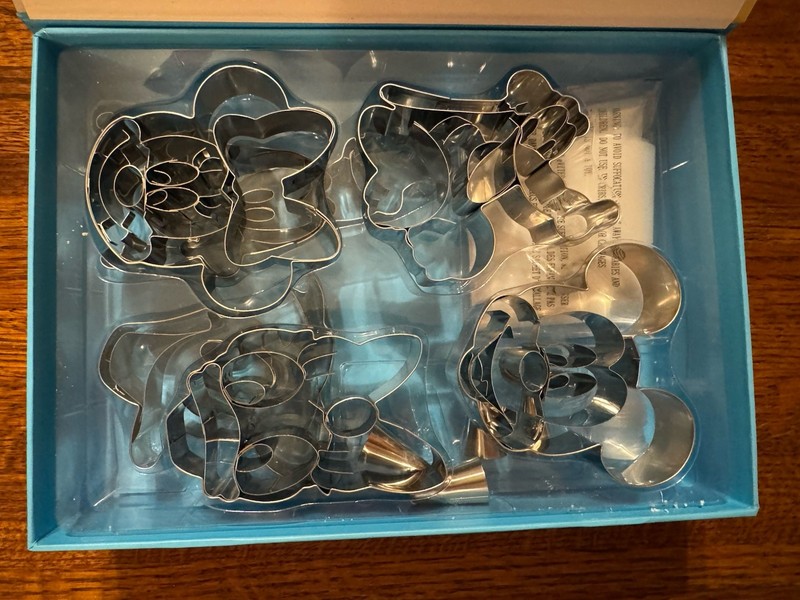 Williams Sonoma Mickey Mouse & Friends 21 Piece Set Impression Cookie Cutter-New gallery