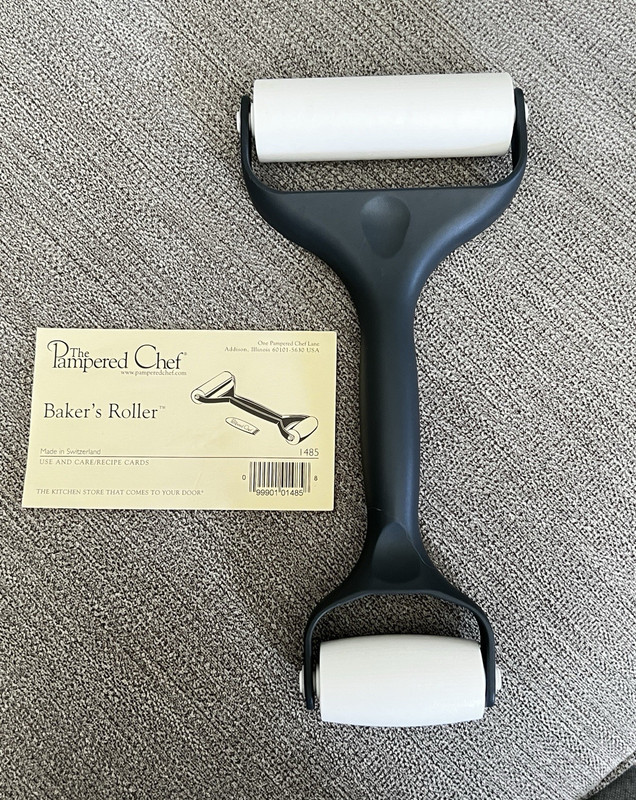 Pampered Chef Baker’s Roller Plain Rolling Pin White/Black Plastic Handle 1485