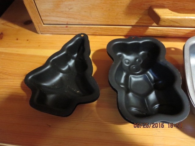 LOT OF 9 NON STICK CHRISTMAS MOLDS--#R14-7 gallery
