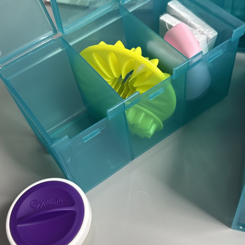 WILTON Ultimate Cake Decorating Set Tool Kit Caddy READ See photos for contents gallery