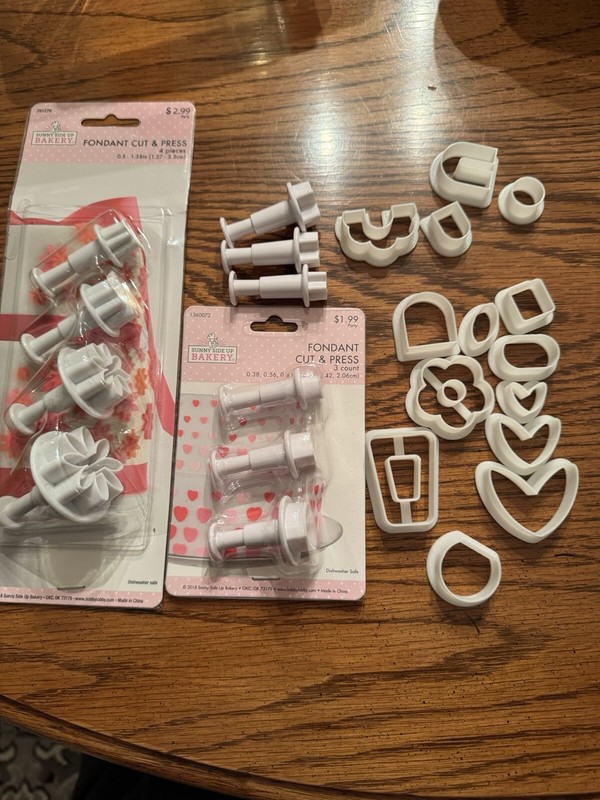 Foundant Cut & Press Sunny Side Up Bakery Lot & Other Cutters 22 Pcs