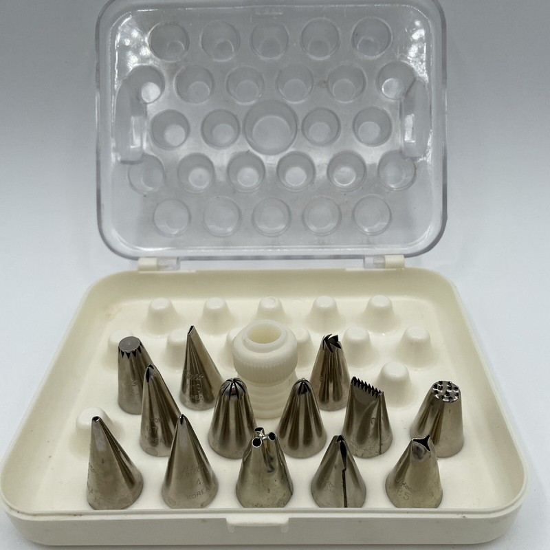 Wilton Cake Decorating Tips Holds 26 Tips Includes 13 Tips READ gallery