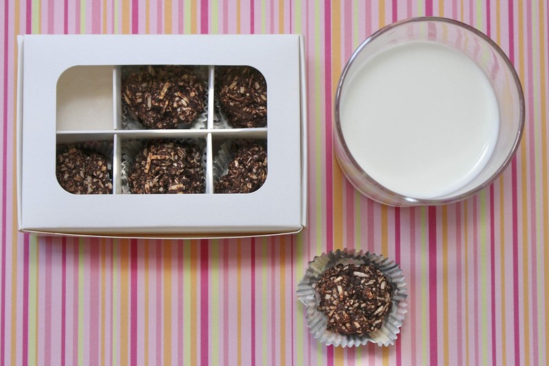20-pack White Mini Candy Boxes with Window and Dividers | Chocolate Box | Tre... gallery