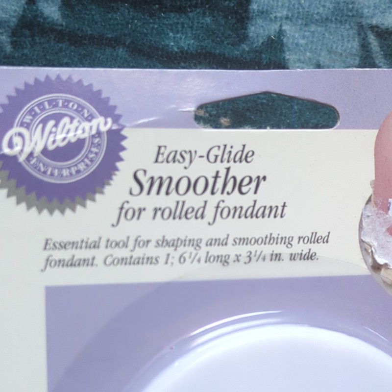 Wilton Easy-Glide Fondant Smoother, White Plastic, 6 1/4 in x 3 1/4 in gallery